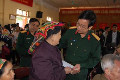 Bệnh viện 103 khám chữa bệnh miễn phí và tặng quà đối tượng chính sách tại huyện Mộc Châu