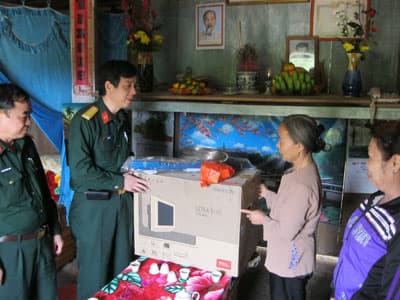 Thăm và tặng quà các đối tượng chính sách, học sinh địa phương