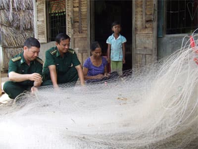 Phân công "đỡ đầu" hộ nghèo