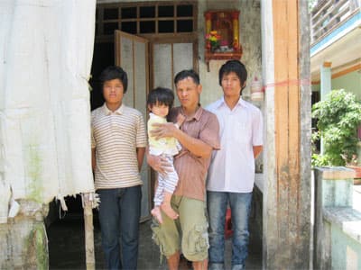 Đắng lòng gia cảnh của người đàn ông nuôi mẹ già và ba con nhỏ