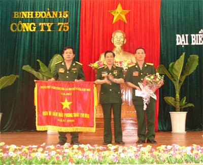 Đón nhận cờ thi đua của Thủ tướng Chính phủ