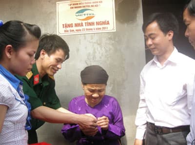 Tặng hai nhà tình nghĩa ở huyện Sóc Sơn