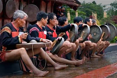 Để cồng chiêng mãi âm vang