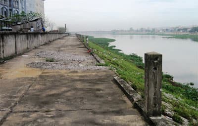 Lan can bảo vệ đê sông Đáy bị…trộm