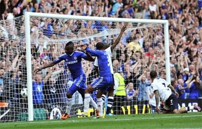 Chelsea chỉ còn kém MU ba điểm