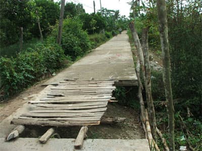 Tuyến đê bao Xà No đã bị sạt lở nghiêm trọng