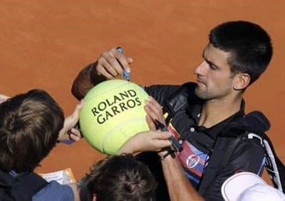Djokovic ung dung vào vòng ba Roland Garros