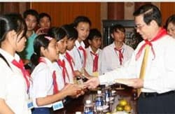 Chủ tịch nước Nguyễn Minh Triết gặp mặt 55 trẻ em có hoàn cảnh đặc biệt