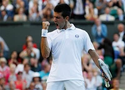 Djokovic mướt mồ hôi ở Wimbledon