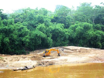 Chính quyền đã “bó tay” trước “cát tặc”?