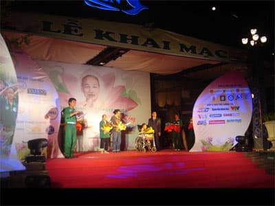 Xuất quân “Hành trình xuyên Việt 2011-Từ Làng Sen đến Bến Nhà Rồng”