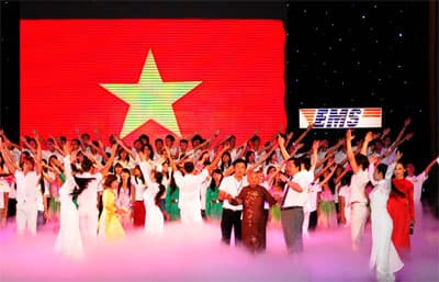 Tuổi trẻ Việt kiều tri ân các anh hùng liệt sĩ