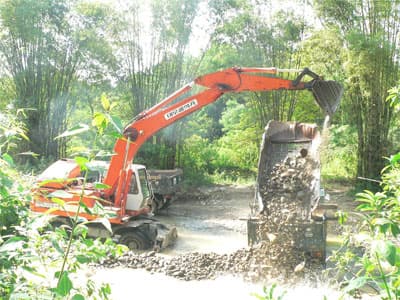 Khai thác cát, sỏi đang tàn phá suối Đền