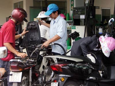 Giá xăng giảm 500 đồng/lít