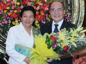 Chủ tịch Quốc hội Nguyễn Sinh Hùng tiếp Đại sứ Lào