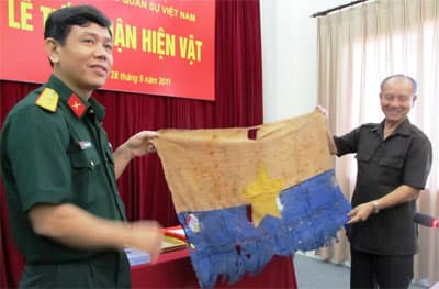 Tiếp nhận kỷ vật Lá cờ giải phóng từ cựu binh Mỹ