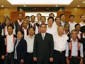 Đồng chí Lê Hồng Anh tiếp Đoàn nghệ sĩ, già làng, trưởng bản, cán bộ lão thành cách mạng tỉnh Gia Lai