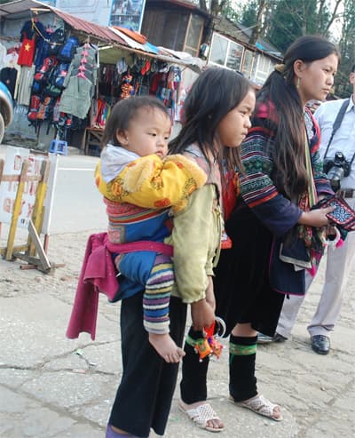 Trẻ em Mông đội lạnh, bán hàng rong ở Sapa