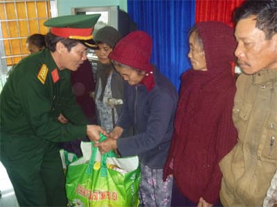 Mang Tết đến sớm với đồng bào nghèo vùng sâu, vùng xa