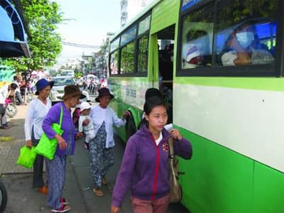 Người cao tuổi được giảm giá vé giao thông công cộng