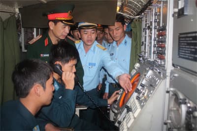Thiếu tướng Phan Văn Giang kiểm tra các trạm ra-đa tại khu vực miền Trung
