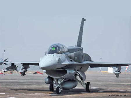 Pakistan nhận chiến đấu cơ F-16 nâng cấp đầu tiên