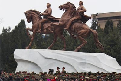 Triều Tiên dựng tượng cố nhà lãnh đạo Kim Nhật Thành và Kim Châng In