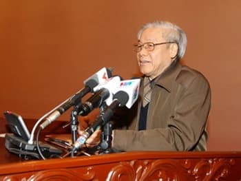 Nói chuyện với cán bộ, hội viên Câu lạc bộ Thăng Long
