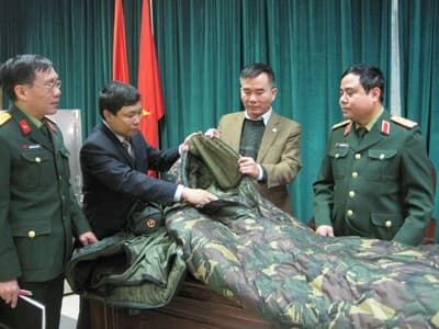 Bảo đảm kịp thời các mặt hàng quân trang chống rét
