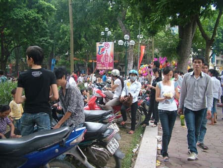 Hà Nội, sau Đại lễ là tắc đường và rác
