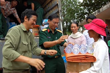 Gói quà nhỏ, nặng nghĩa tình