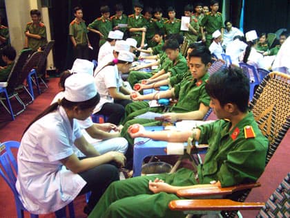Phấn đấu máu dùng trong các bệnh viện quân đội hoàn toàn là máu tình nguyện