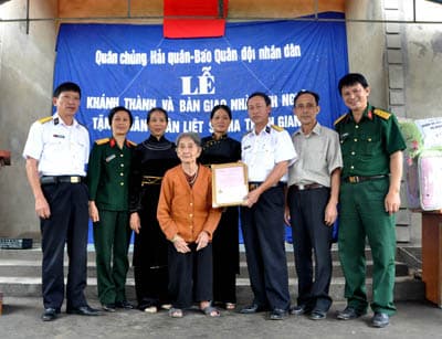 Khánh thành và trao tặng 2 nhà tình nghĩa