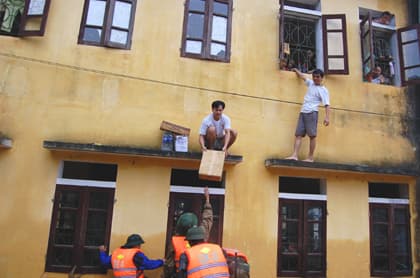 "Hàng cứu trợ của bộ đội đến thật đúng lúc..."