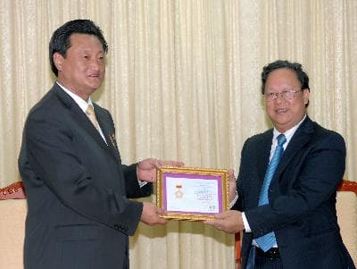 Tặng Kỷ niệm chương cho Đại sứ Triều Tiên tại Việt Nam