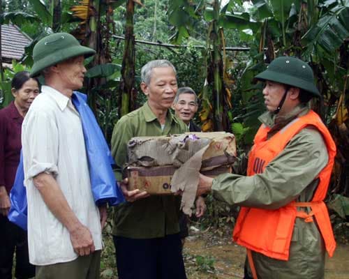 Chuyển hàng cứu trợ vào vùng lũ huyện Vũ Quang, tỉnh Hà Tĩnh