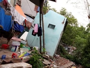 Hà Nội di dân vì đê sông Hồng sạt lở nghiêm trọng