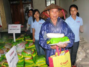 Ủng hộ 300 triệu cho đồng bào miền Trung