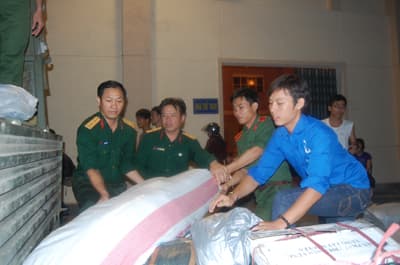 Chuyến hàng cứu trợ từ Báo Quân đội nhân dân đã đến người dân vùng lũ
