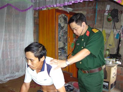 Áo bờ-lu trong vùng lũ