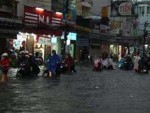 Mưa lớn gây ngập sâu, 1 người bị thương