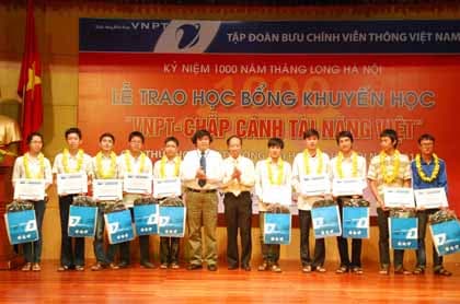 Trao học bổng cho thủ khoa các trường đại học tại Hà Nội 2010
