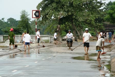 Cả nước góp sức vì đồng bào miền Trung