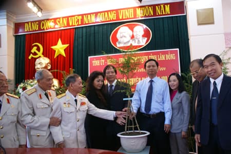 Tặng cây lưu niệm mừng thọ Đại tướng Võ Nguyên Giáp