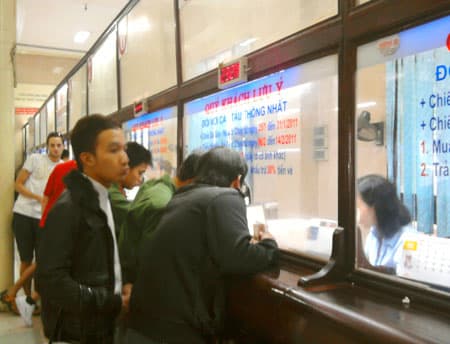 Ga Hà Nội bán vé tàu Tết ngược chiều “giải cứu” ga Sài Gòn