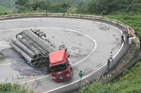 Lật xe trên đèo Hải Vân gây ách tắc gần 11 tiếng