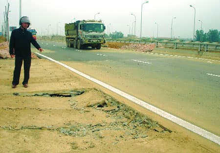 Cầu bắc qua sông Tích trên Đại lộ Thăng Long có điểm hư hỏng