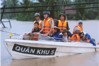 Ân nhân của bà con vùng lũ