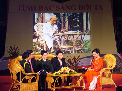Tôn vinh những tấm gương bình dị, cao quý