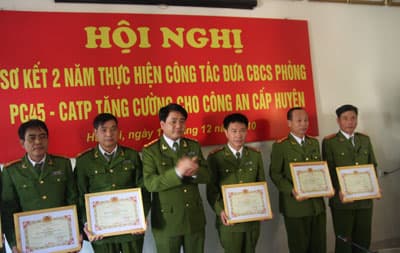Vận động 39 đối tượng truy nã ra đầu thú